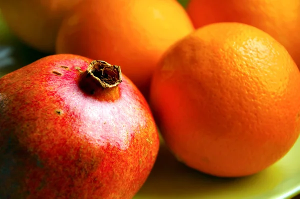 Granátové jablko a pomeranč — Stock fotografie