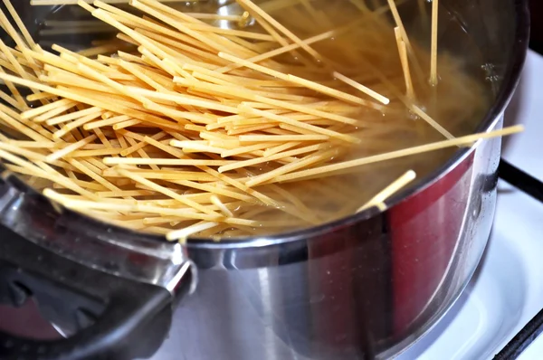 Espaguetis para cocinar —  Fotos de Stock