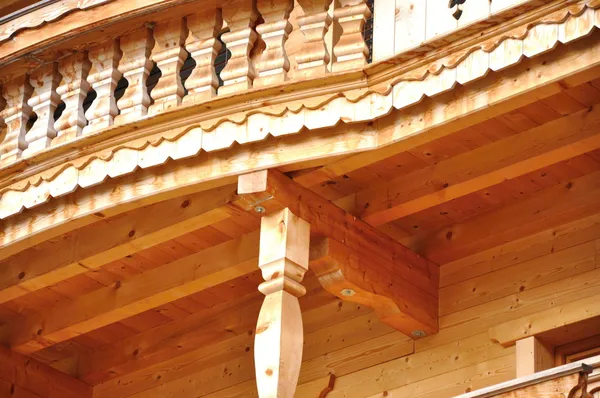 Резной деревянный дом — стоковое фото
