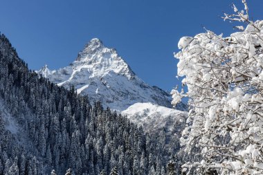 Kış dağı manzarası. Güzel Belalakaya zirvesi.