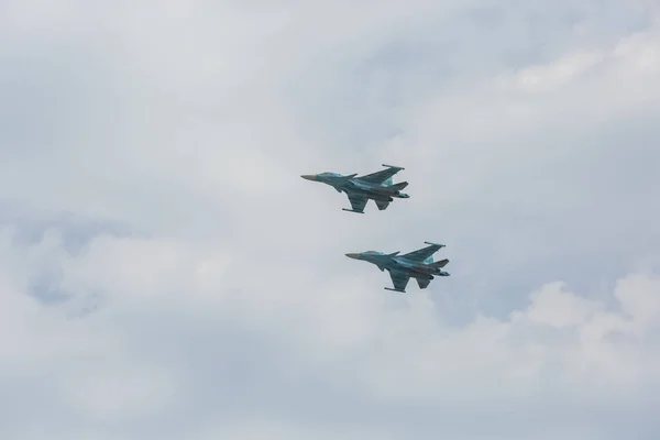 İki Rus Su-34 askeri saldırı uçağı havada uçuyor. Süpersonik avcı uçağı Su-34..