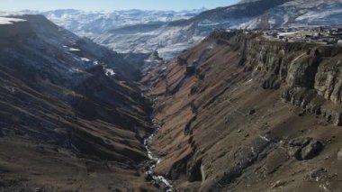 Kışın pitoresk bir dağ vadisinde uçmak. Tsolotlinsky Kanyonu, Dağıstan.