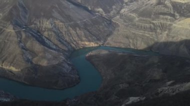 Sulak Kanyonu hava görüntüsü. Görkemli dağ manzarasında uçarak.