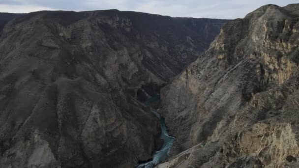 Πετώντας Πάνω Από Τον Ποταμό Σουλάκ Ένα Ορεινό Φαράγγι Φαράγγι — Αρχείο Βίντεο