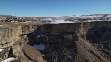 Kafkasya dağlarındaki şelaleye doğru kanyonun üzerinden uçuyor. Drone 'un videosu. Dağıstan, Khunzakh, Tsolotlinsky Kanyonu. 