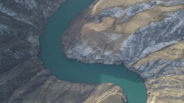 Sulak Nehri 'nin pitoresk vadisinde sinematik uçuş. Hava videosu. Sulak Kanyonu, Dağıstan, Rusya.
