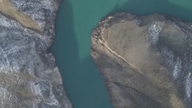 Dağıstan dağlarındaki Sulak Kanyonu 'nda Sulak Nehri. Bir İHA 'nın sinematik videosu.