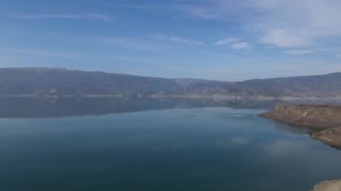 Güzel Chirkeyskoe deposu. Hava görünümü.