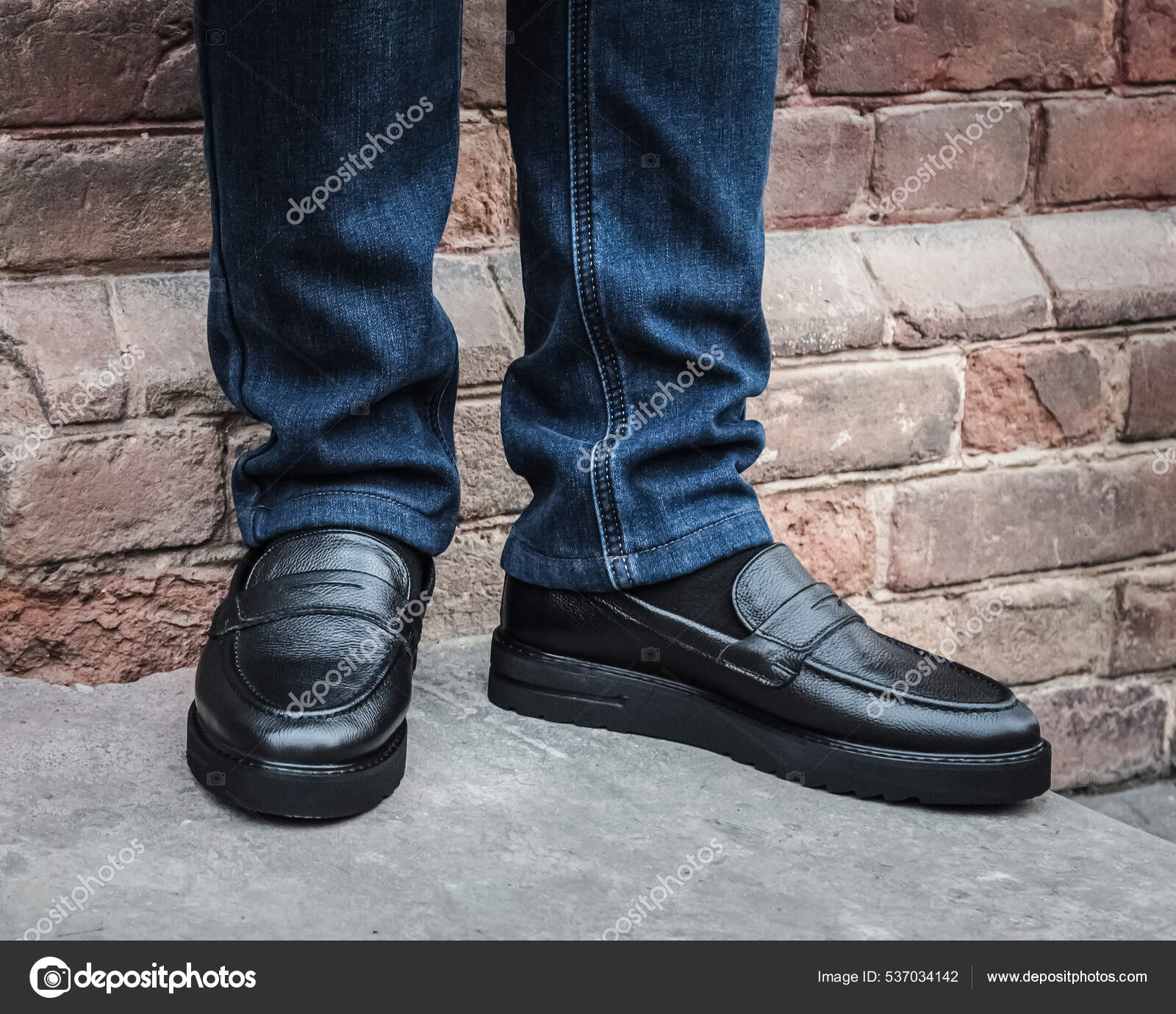 Zapatos Negros Hombre Pie Contra Una Pared Ladrillo: fotografía de stock ©  AmirPhoto #537034142