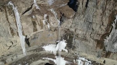 İnsansız hava aracından bir şelalenin videosu. Dağıstan 'ın Khunzakh bölgesinde Tobot şelalesi.