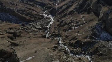 Donmuş bir nehirle kanyonun üzerinden uçmak. Tsolotlinsky Kanyonu, Dağıstan.