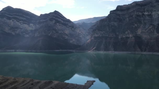 Полет Высоким Скалам Над Горным Водохранилищем Ирганайское Водохранилище Дагестан Россия — стоковое видео