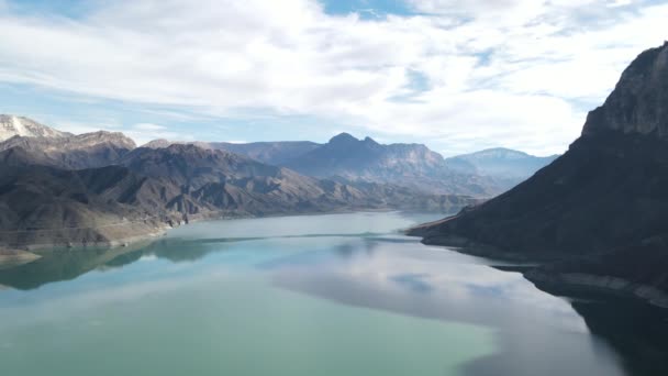 Die Drohne Fliegt Über Einen Schönen See Den Bergen Irganai — Stockvideo