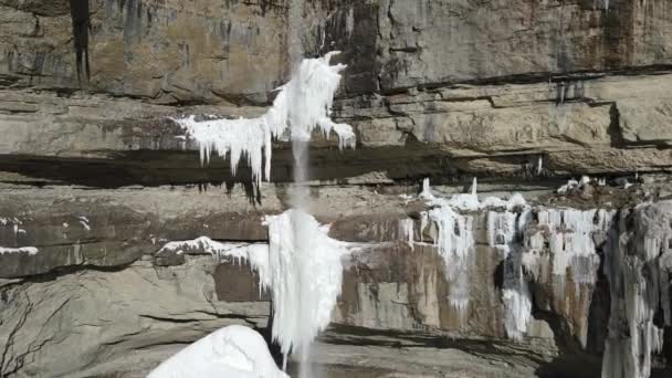 Tobot Wasserfall Winter Die Kamera Bewegt Sich Nach Oben Luftbild — Stockvideo