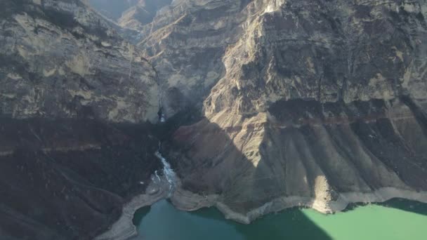 Flight High Rocks Frozen Waterfall Mountain Reservoir Irganai Reservoir Dagestan — Vídeo de Stock