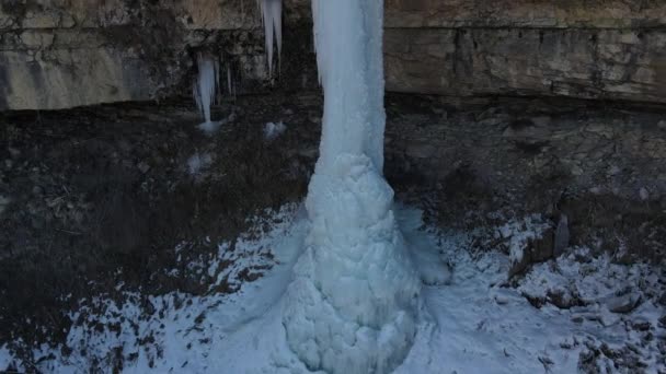 Gefrorener Wasserfall Ein Großer Eiszapfen Hängt Der Klippe Die Kamera — Stockvideo