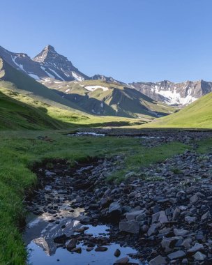 Güzel bir dağ zirvesi ve sudaki yansıması. Pabaku Dağı, Dağıstan, Rusya.
