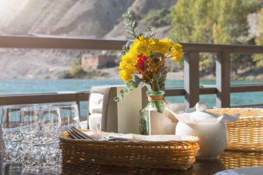 Güneşli bir günde açık hava restoranında bir masa. Yakın plan..