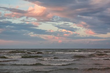 Renkli deniz batımı. Okyanusun üzerinde güzel bulutlar.