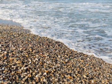 Güneşli bir günde kumlu sahil ve deniz. Seçici odak.