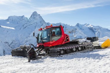 Karlı dağların arka planında bir kayak merkezinde bir kuaför..