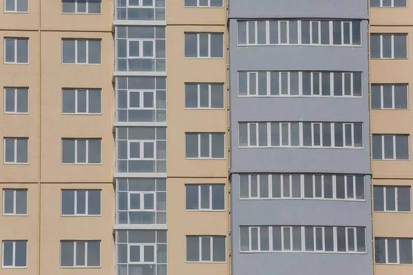 近代的な多階建ての建物の窓 — ストック写真