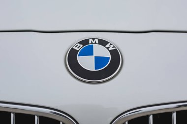 Arabanın kaputunda BMW logosu var. Ön manzara. BMW 5 serisi F10. 