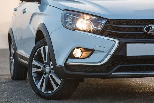 Modern bir Rus yapımı Lada Vesta Cross arabası. Cesedin bir parçası önde..