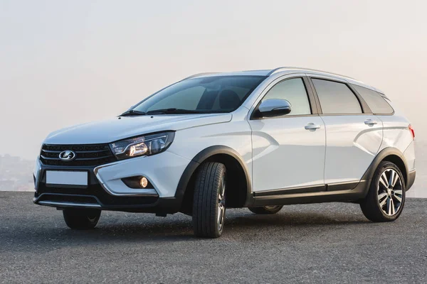 Lada Vesta Cross beyaz araba, vagon gövdesi.