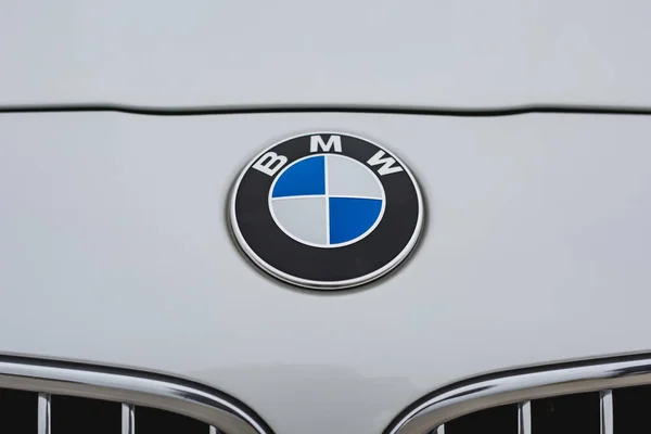 Arabanın kaputunda BMW logosu var. Ön manzara. BMW 5 serisi F10. 