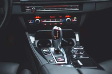 Arabadaki vites kolu yüzünden. Otomatik vites. BMW 5 serisi F10. 