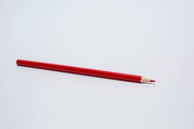 Beyaz arka planda kırmızı kalem. Bir yazma aracı.