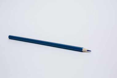 Beyaz arka planda mavi kalem. Bir yazma aracı.