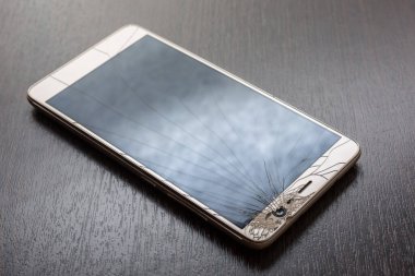 Smartphone ile kırık ekran telefon. 