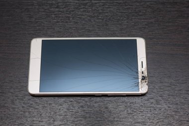 Bozuk ekranlı modern cep telefonu. Akıllı telefon camında çatlaklar.