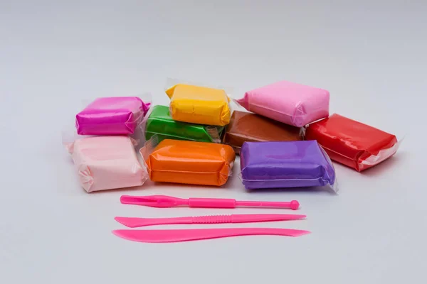 Beyaz arkaplanda farklı renkte plastik paketler.