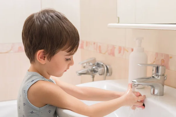 Ein Kleiner Junge Wäscht Sich Waschbecken Die Hände Mit Seife Stockbild
