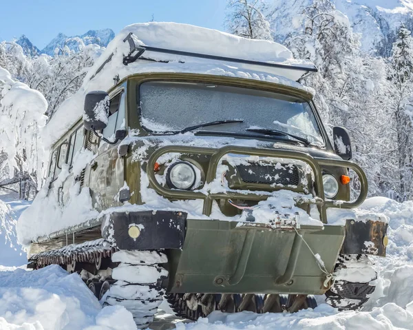 Snow Covered Tracked Suv Mountains Winter Front View — стоковое фото