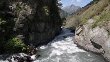 Vadide fırtınalı bir dağ nehri.