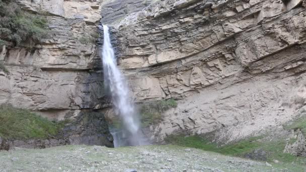 Bir Dağ Nehrinde Şelale Gakvarinka Şelalesi Tsumadinsky Bölgesi Dağıstan Rusya — Stok video