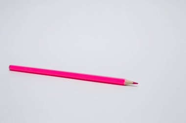 Beyaz arkaplanda pembe kalem.