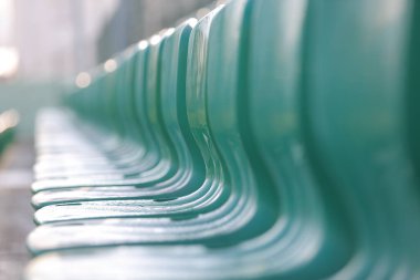 Stadyumun tribünlerindeki plastik koltuklar stadyumdaki bedava koltuklar..