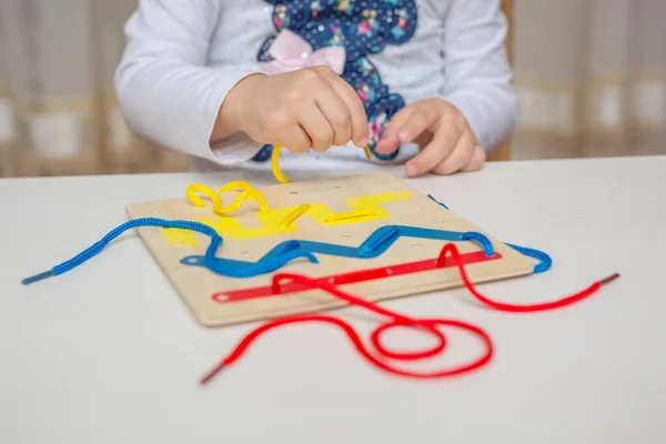 Montessori eğitim oyununda oynayan küçük bir kız. Anaokulu çocukları ve eğitici oyuncaklar.