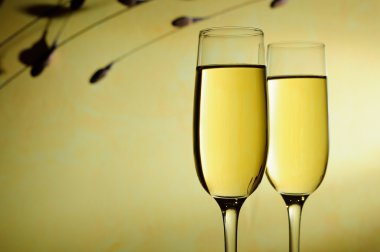 Şarap kadehi ve arka plan şubeleri