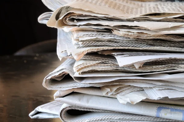 Pilha de jornais na mesa — Fotografia de Stock