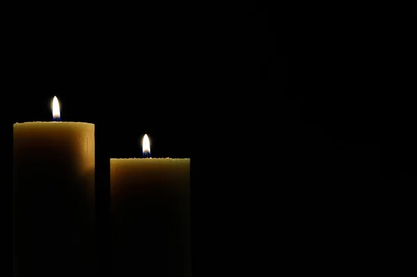 Twee kaarsen met donkere achtergrond — Stockfoto