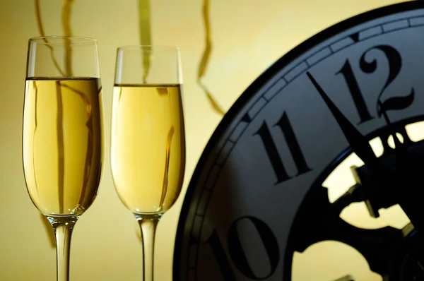 Two glasses and a clock ready for a new year — Stock Photo, Image