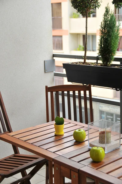 Terraza con mesa de madera y sillas —  Fotos de Stock