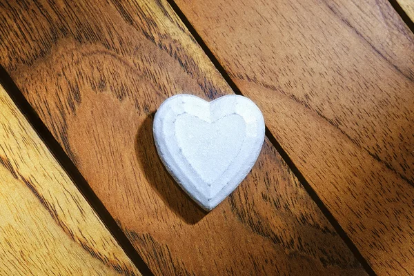 Coração branco com fundo de madeira — Fotografia de Stock