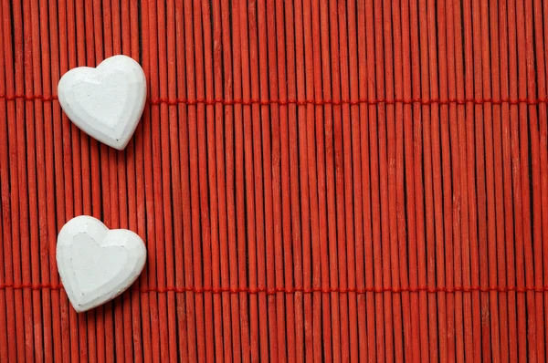 Dois corações em bambu vermelho forrado — Fotografia de Stock